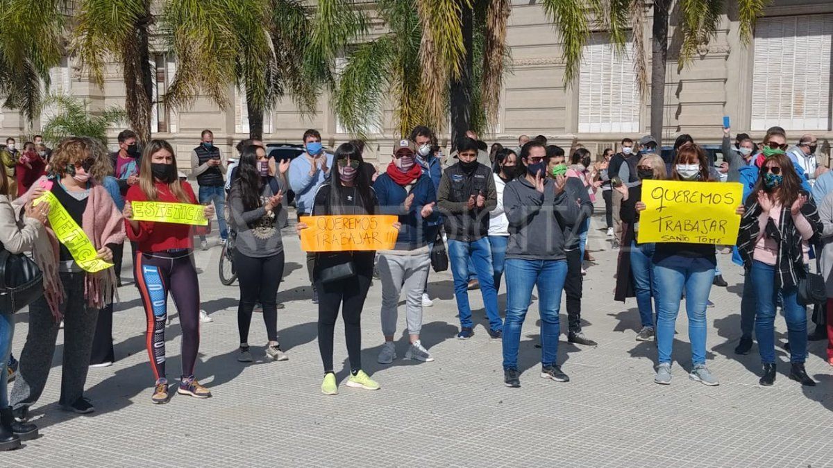 Pequeños y medianos comerciantes autoconvocados de la ciudad de Santa Fe se moviliza este miércoles frente a Casa de Gobierno.