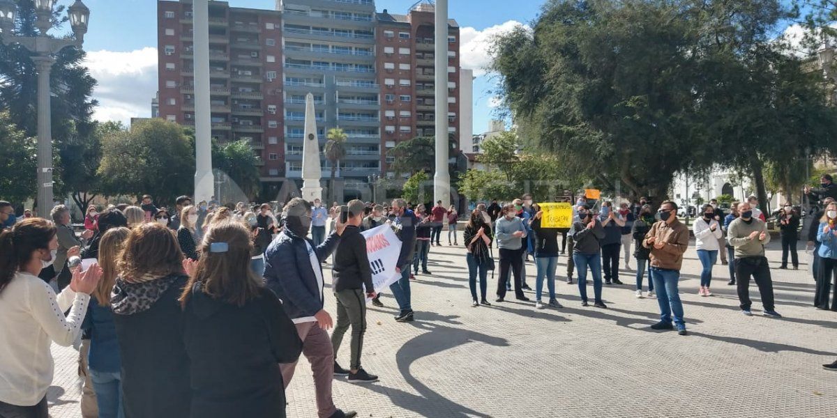 Pequeños y medianos comerciantes autoconvocados de la ciudad de Santa Fe se moviliza este miércoles frente a Casa de Gobierno.