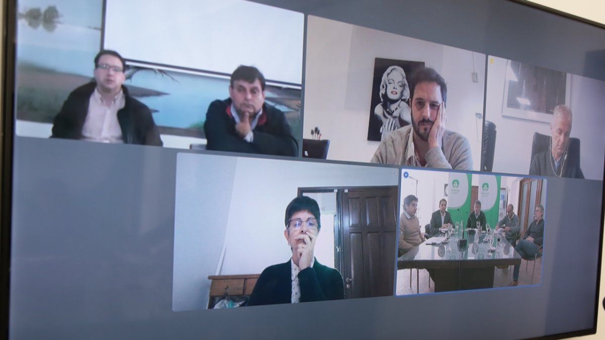 Del encuentro participaron funcionarios municipales, el secretario de Comercio Interior de la provincia, Juan Marcos Aviano, y referentes del Centro Comercial, de la Asociación Amigos de Calle San Martín y del Centro Único de Empleados de Comercio (CUEC) filial Santa Fe.