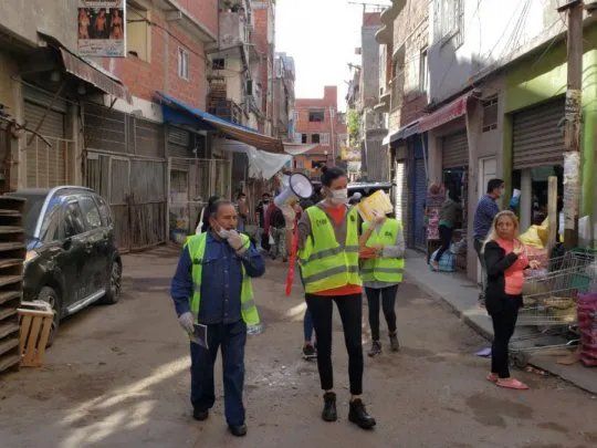 La búsqueda en el barrio se realiza con el operativo DETeCTAr, que trata de identificar contactos estrechos de casos confirmados y también de personas con cuadros febriles. Foto: Ámbito 