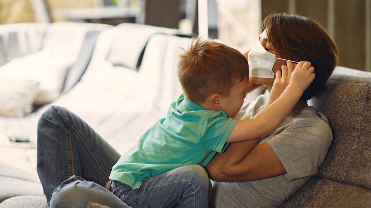 Al malestar de los niños se suma el agotamiento de las madres, afectadas tiempo completo a la crianza y muchas, además, equilibrando ese cuidado con la responsabilidad del teletrabajo.