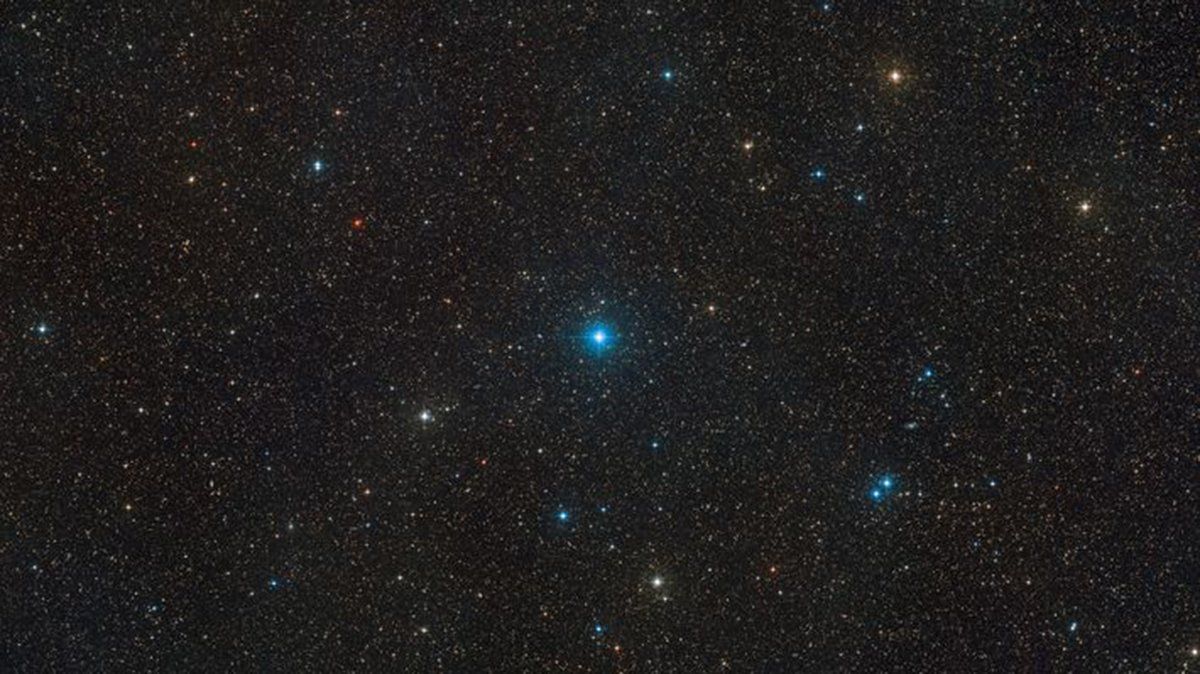 HR 6819 puede verse en el centro de esta imagen del cielo de campo amplio creada con imágenes que forman parte de la Digitized Sky Survey 2. Las dos estrellas están tan cerca que parecen una y el sistema triple también incluye el agujero negro más próximo a la Tierra descubierto hasta la fecha.
