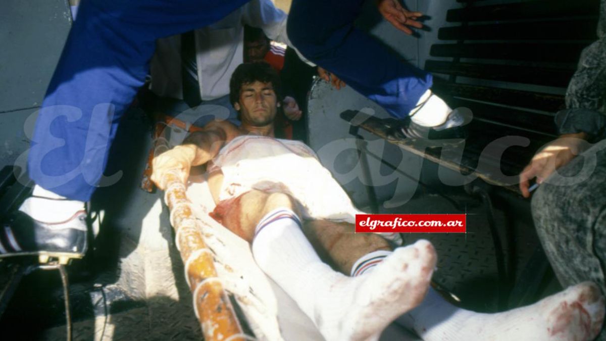 El cuerpo médico de San Lorenzo asistió al jugador en todo momento. La sangre del defensor tiñó el vestuario que utilizó el Cuervo ese funesto día.