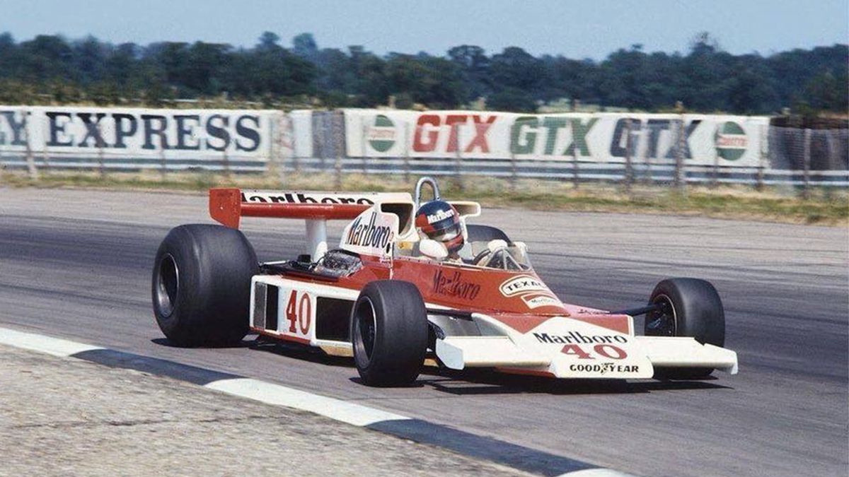 El sábado 16 de julio de 1977, debutó en el Fórmula 1 en el GP de Gran Bretaña, en el legendario trazado de Silverstone. Con el McLaren M23-Cosworth N° 40 de la temporada anterior, Villeneuve –quien largó desde la 9ª posición–tuvo un buen desempeño en la carrera, ya que arribó 11°.