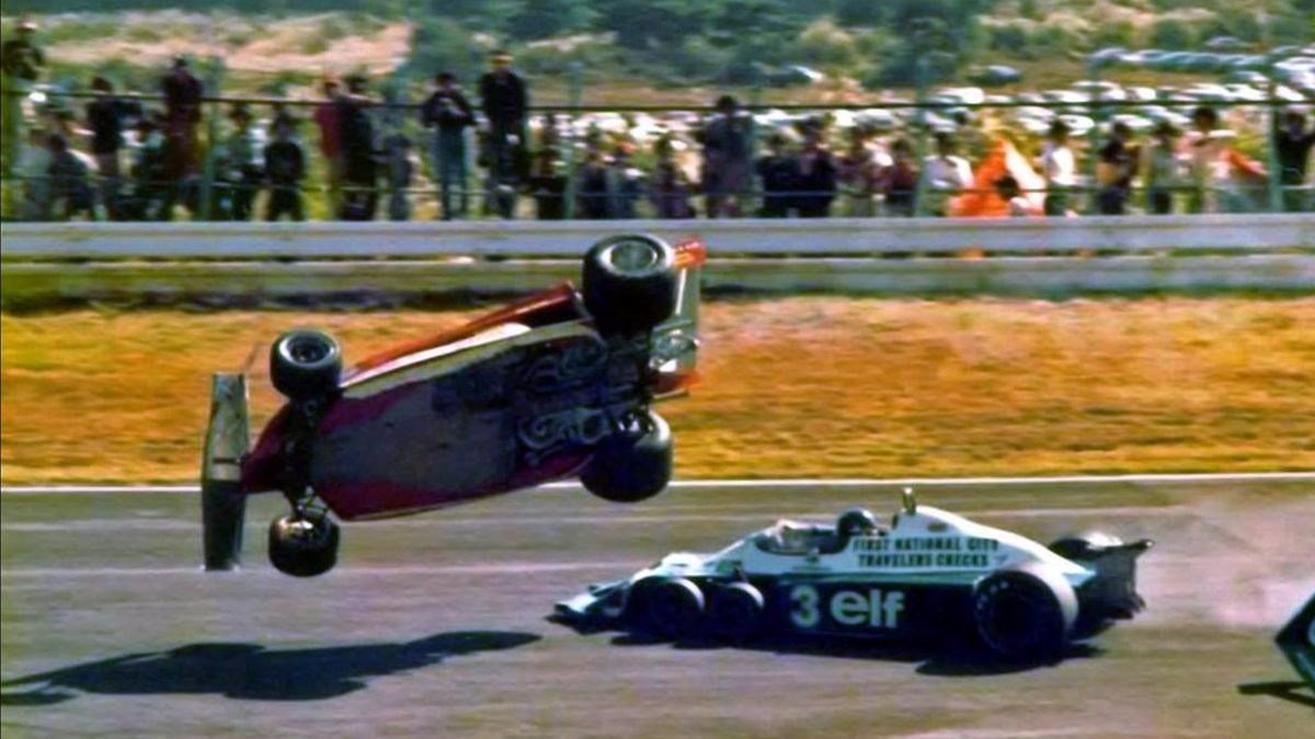 El domingo 23 de octubre de 1977, en el GP de Japón, en el trazado de Fuji, el canadiense protagonizó un serio accidente. Cumplidas cinco vueltas y, al llegar a la primera curva del circuito, embistió desde atrás al Tyrrel P34-Cosworth (el recordado F1 de seis ruedas) del sueco Ronnie Peterson. La Ferrari voló espectacularmente y cayó en un sector donde había fotógrafos y espectadores mal ubicados, con un saldo de dos muertos (un banderillero y un fotógrafo) y una decena de heridos, algunos de ellos graves.