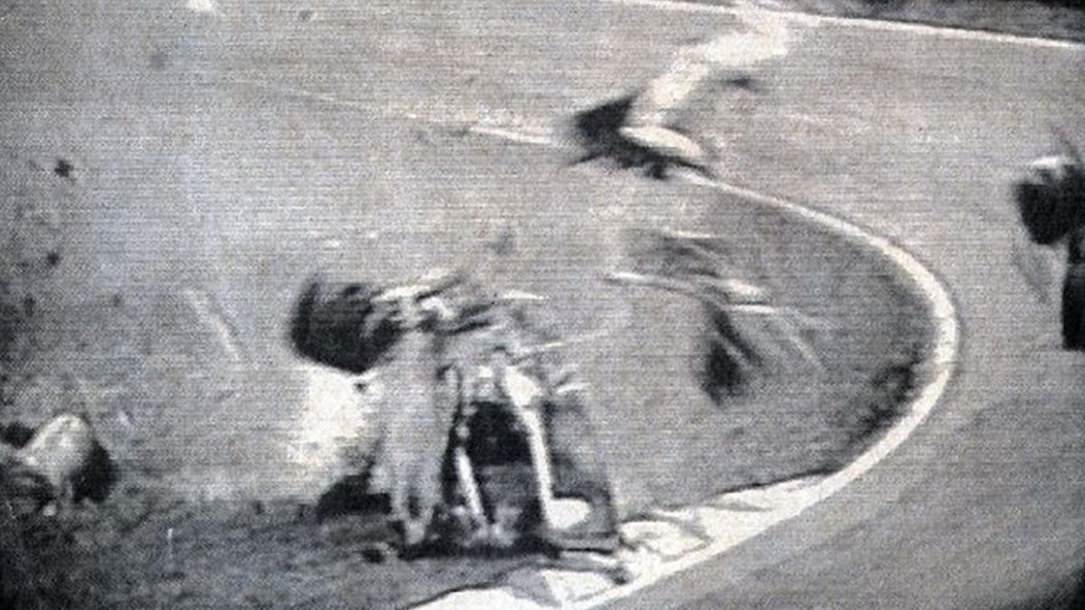 El sábado 8 de mayo de 1982 y, durante la clasificación del GP belga, la Ferrari de Gilles embistió por detrás al March 821-Cosworth del alemán Jochen Mass, se elevó (literalmente, levantó vuelo) a casi 225 km/h, cayó unos 100 metros más adelante y, al impactar contra el suelo, comenzó una serie de giros descontrolados, despedazándose. En uno de ellos, Villeneuve –aún sujeto a su butaca por los cinturones de seguridad, pero sin su casco, como se aprecia en la foto– fue arrojado unos 50 metros más lejos, y cayó en el sector externo de la curva Terlamenbocht.