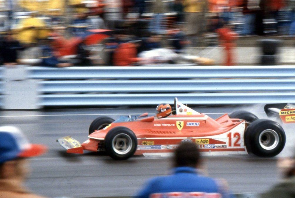 Bajo una lluvia torrencial, Villeneuve fue el más veloz de todos y llegó a adelantarse por once segundos a Jody Schekter, su coequiper.