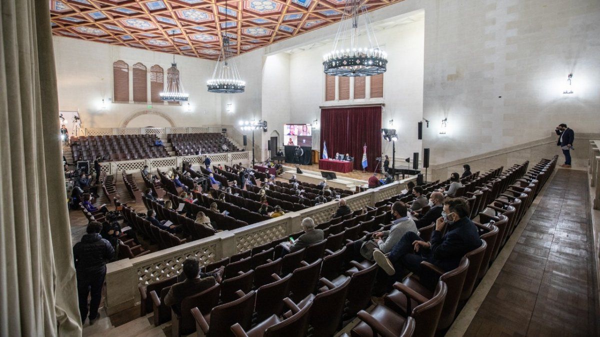 En el marco de la emergencia por coronavirus, la Cámara baja provincial sesionó en el Paraninfo de la UNL.