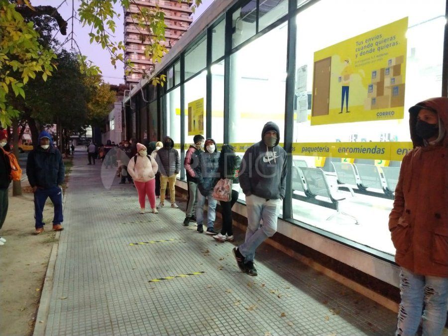 Filas para el cobro del IFE en Casa Central del Correo Argentino de Santa Fe.