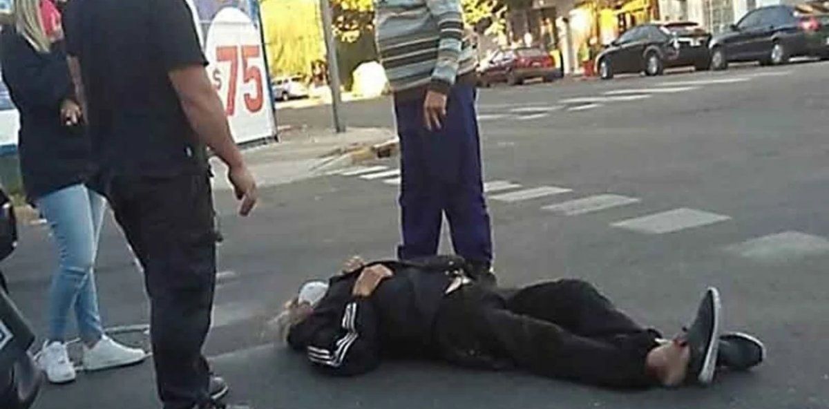 Carlovich en el piso tras la agresión.