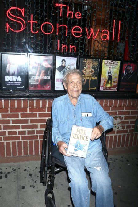 Scotty Bowers con su biografía 'Full Service: My Adventures in Hollywood and the Secret Sex Live of the Stars" (Gregory Pace/Shutterstock)