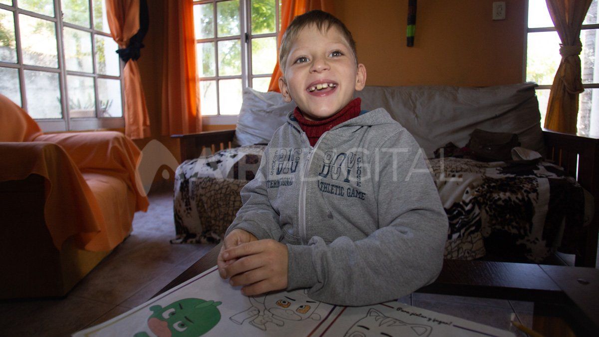 Francisco transcurre sus días al cuidado de sus hermanos y su mamá. Dibujar y pintar están entre sus pasatiempos preferidos