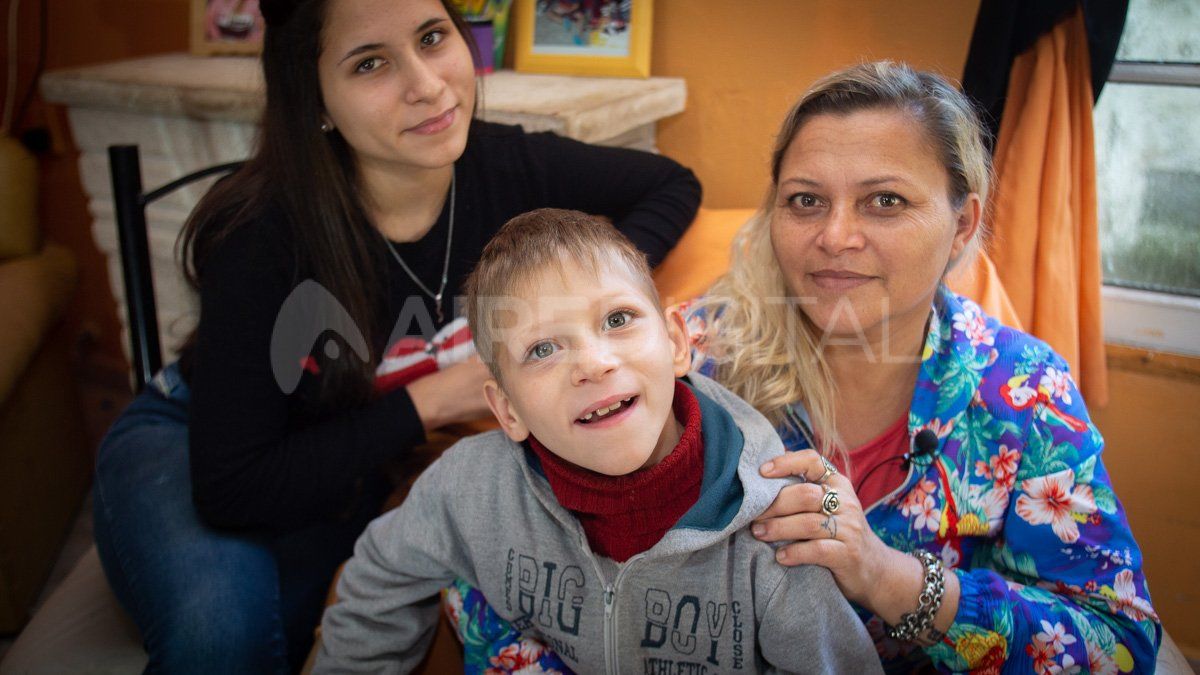 Francisco junto a su mamá Graciela y a una de sus hermanas, Sofía Maletti