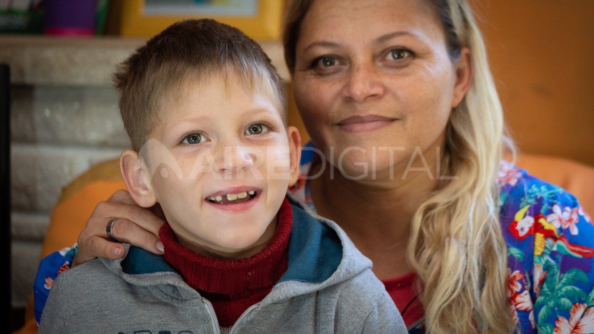 Francisco Maletti junto a la mamá, Graciela Acosta en el living de su casa ubicada en el barrio Santa Teresita de Sauce Viejo