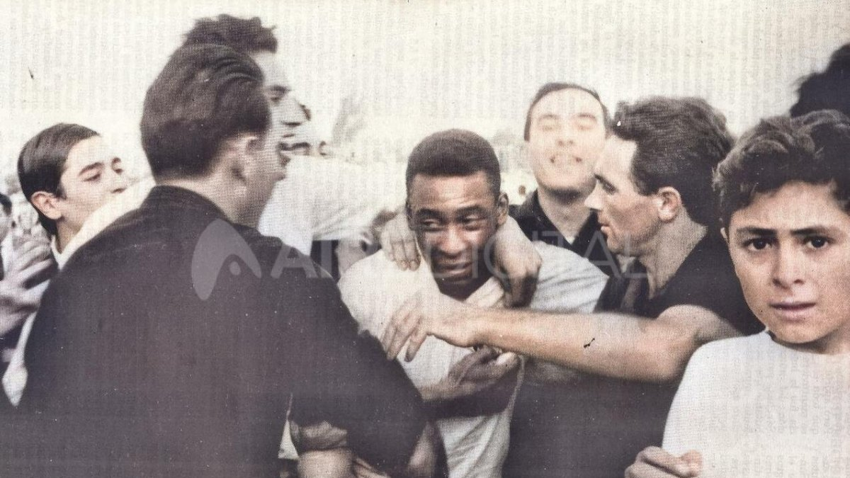 Pelé, rodeado por hinchas de Colón al lado del jugador sabalero Luis López.