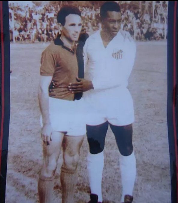 Pelé, y a su izquierda
