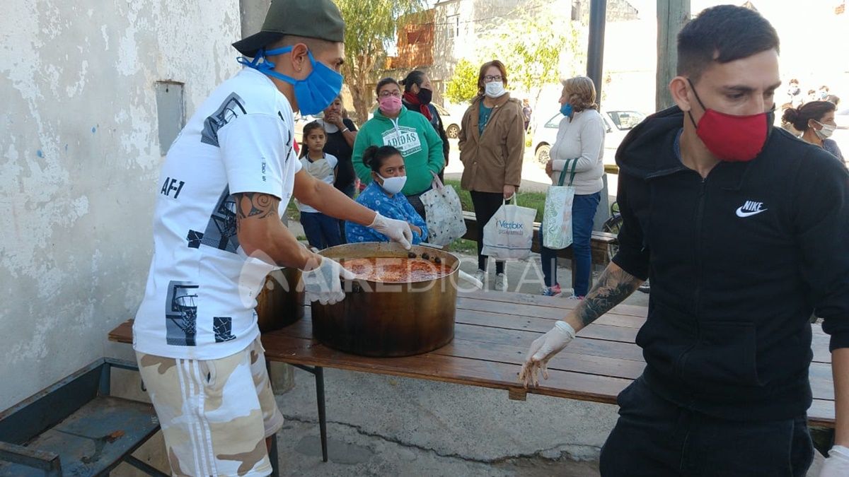 Los jugadores de Col&oacute;n, Emanuel Olivera, Gonzalo Escobar, Facundo Garc&eacute;s, Gast&oacute;n D&iacute;az, Cristian Bernardi y Wilson Morelo, se sumaron a una olla popular en barrio Santa Rosa de Lima.