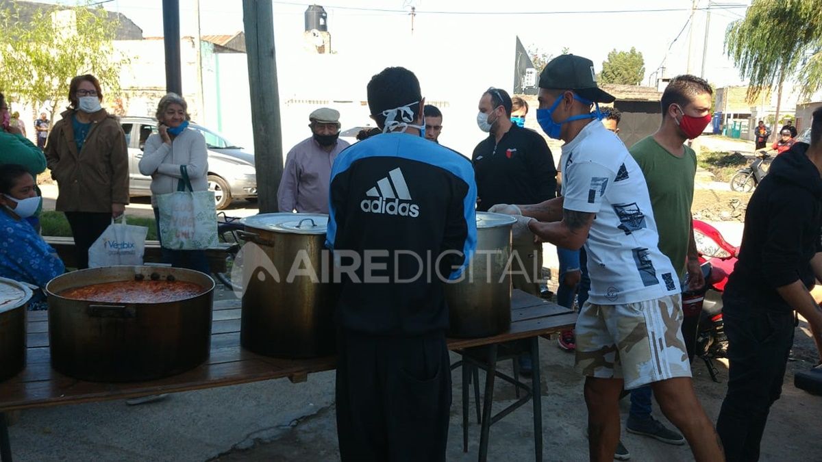 Los jugadores de Col&oacute;n, Emanuel Olivera, Gonzalo Escobar, Facundo Garc&eacute;s, Gast&oacute;n D&iacute;az, Cristian Bernardi y Wilson Morelo, se sumaron a una olla popular en barrio Santa Rosa de Lima.