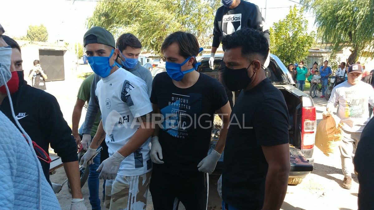 Los jugadores de Col&oacute;n, Emanuel Olivera, Gonzalo Escobar, Facundo Garc&eacute;s, Gast&oacute;n D&iacute;az, Cristian Bernardi y Wilson Morelo, se sumaron a una olla popular en barrio Santa Rosa de Lima.