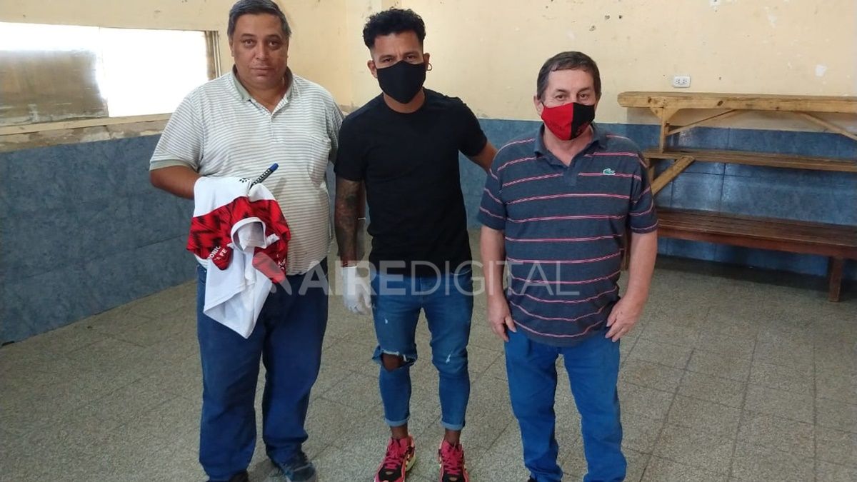 Los jugadores de Col&oacute;n, Emanuel Olivera, Gonzalo Escobar, Facundo Garc&eacute;s, Gast&oacute;n D&iacute;az, Cristian Bernardi y Wilson Morelo, se sumaron a una olla popular en barrio Santa Rosa de Lima.