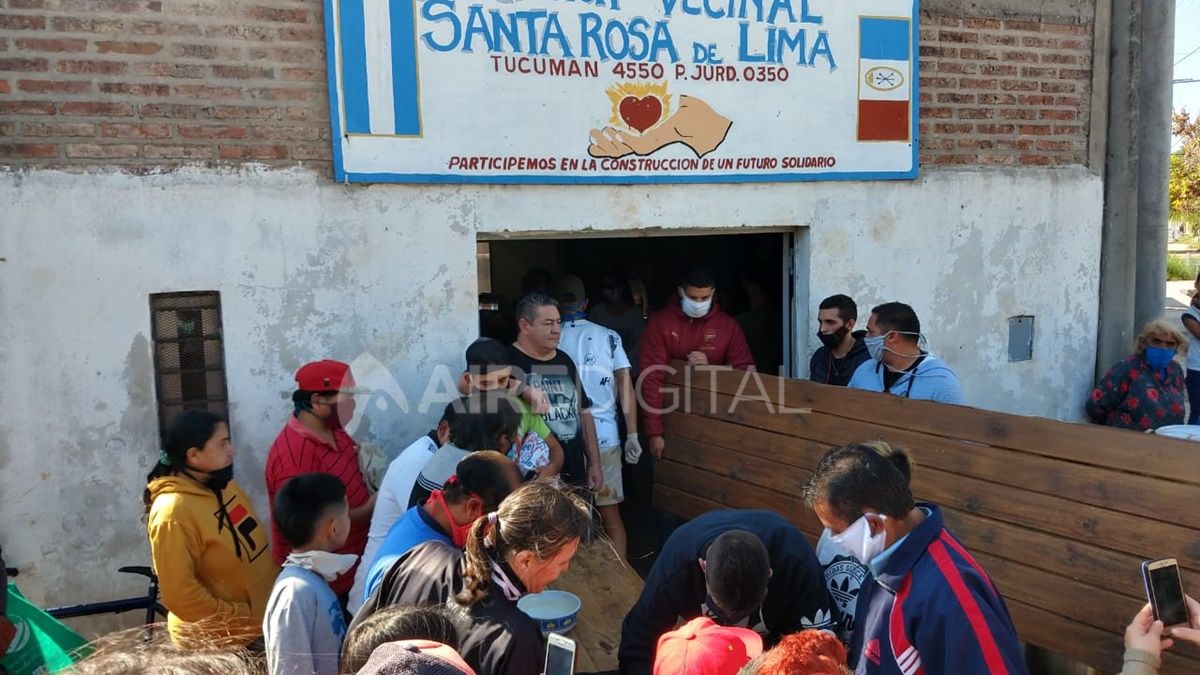 Los jugadores de Col&oacute;n, Emanuel Olivera, Gonzalo Escobar, Facundo Garc&eacute;s, Gast&oacute;n D&iacute;az, Cristian Bernardi y Wilson Morelo, se sumaron a una olla popular en barrio Santa Rosa de Lima.