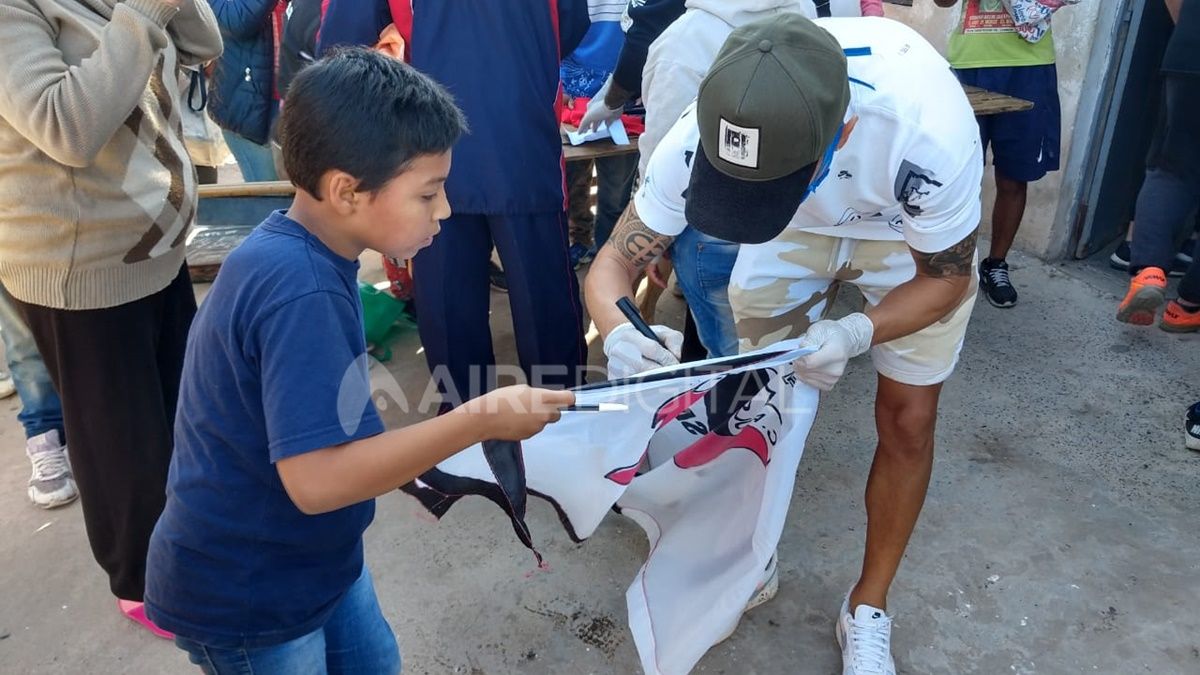 Los jugadores de Col&oacute;n, Emanuel Olivera, Gonzalo Escobar, Facundo Garc&eacute;s, Gast&oacute;n D&iacute;az, Cristian Bernardi y Wilson Morelo, se sumaron a una olla popular en barrio Santa Rosa de Lima.