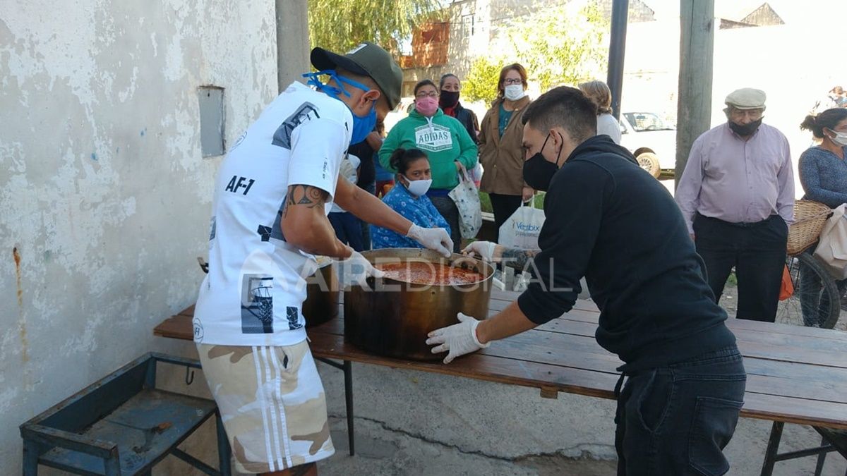Los jugadores de Col&oacute;n, Emanuel Olivera, Gonzalo Escobar, Facundo Garc&eacute;s, Gast&oacute;n D&iacute;az, Cristian Bernardi y Wilson Morelo, se sumaron a una olla popular en barrio Santa Rosa de Lima.