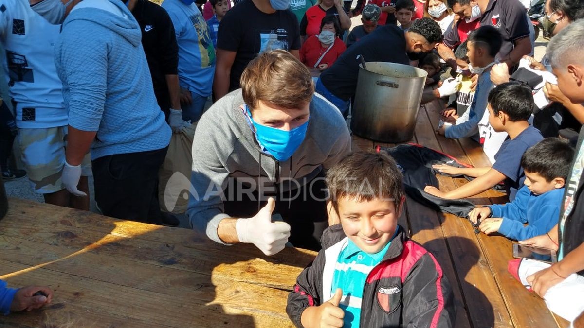 Los jugadores de Col&oacute;n, Emanuel Olivera, Gonzalo Escobar, Facundo Garc&eacute;s, Gast&oacute;n D&iacute;az, Cristian Bernardi y Wilson Morelo, se sumaron a una olla popular en barrio Santa Rosa de Lima.