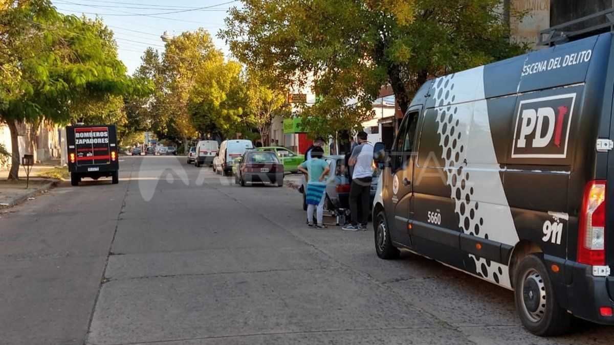 Vecinos dieron aviso al 911 tras hallar restos óseos en Avenida Freyre al 1100.
