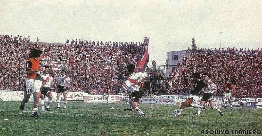 Imponente marco de público aquella tarde en Barrio Centenario. Foto: Archivo Sabalero.