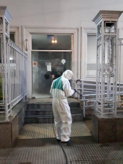 Antes de la apertura de los comercios, desinfectaron la peatonal.