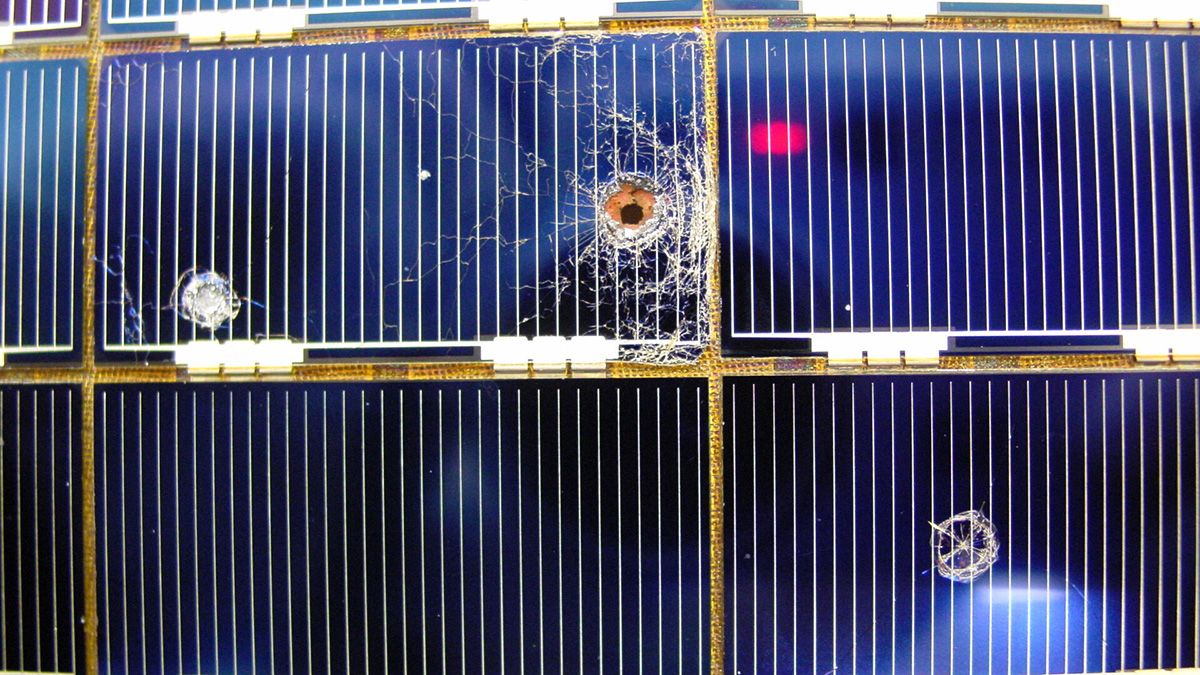 Los daños que sufre el Telescopio Espacial Hubble por la basura espacial.