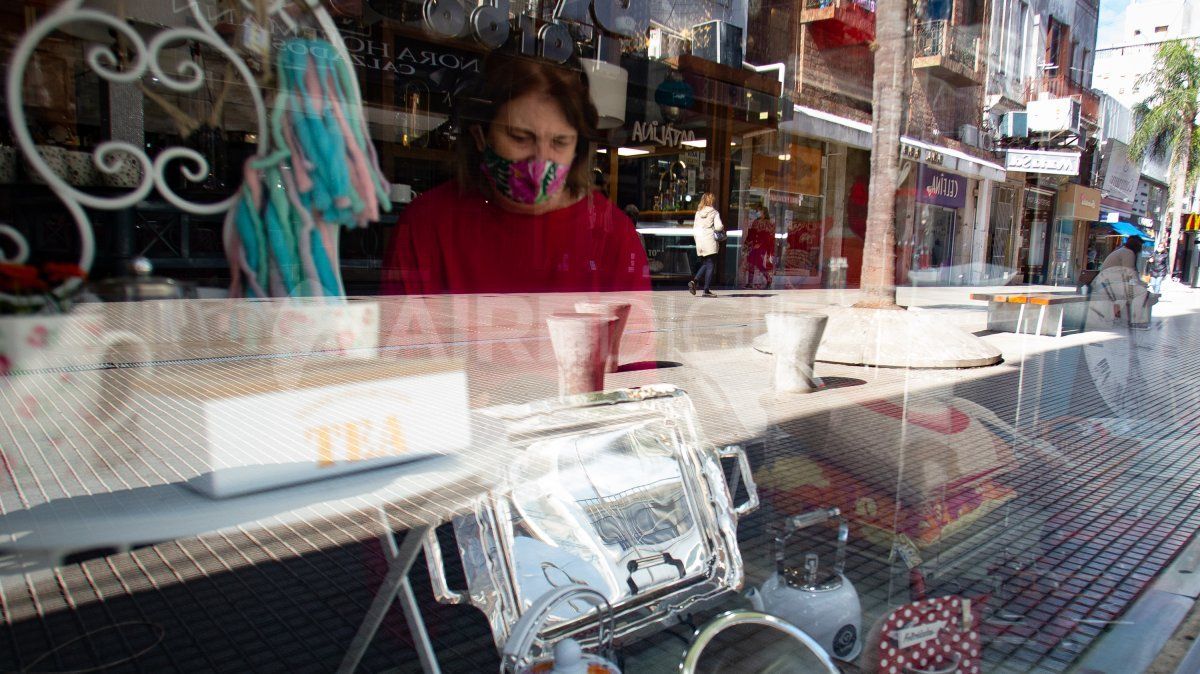 Los comerciantes de Santa Fe volvieron a abrir las puertas este lunes pero sin un protocolo oficial.