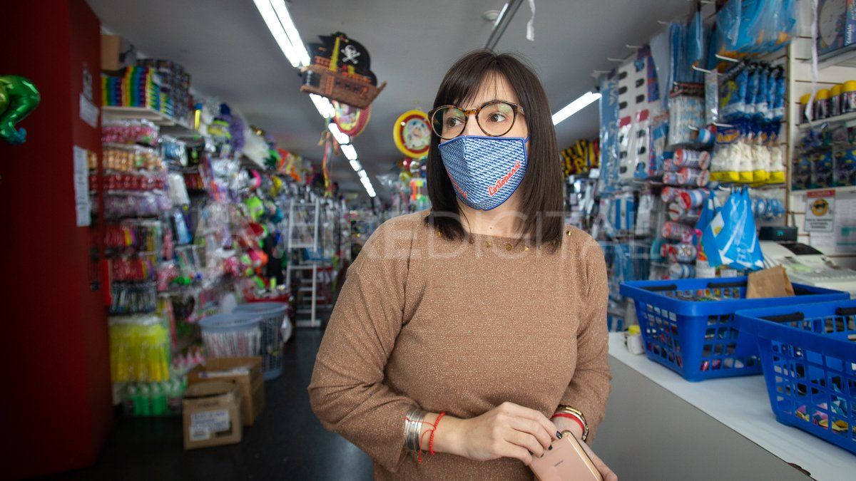 María Cortopassi, comerciante dueña de un cotillón espera ansiosa abrir las puertas.