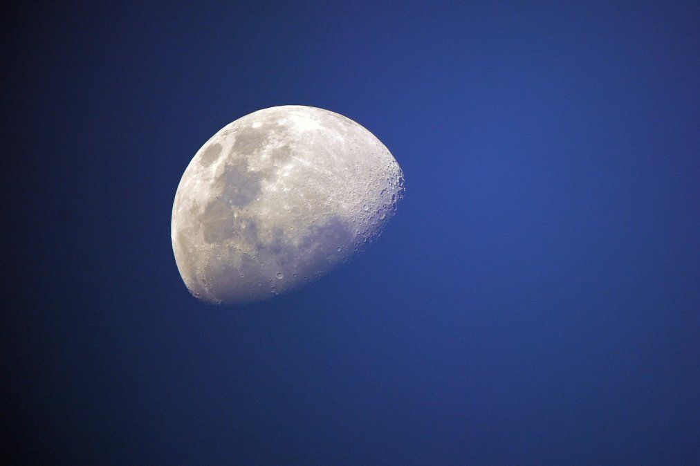 Mientras la luna está en el signo de Acuario nos sentimos impulsados a integrarnos con la gente.