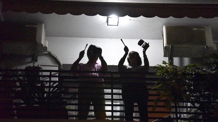 Imágen de los cacerolazos que se dieron en todo el país para reclamar por la liberación de presos. (Foto: Franco Fafasuli)