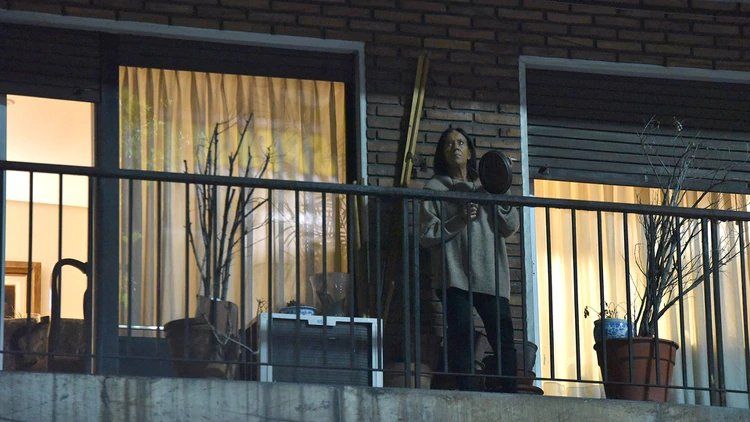 Una mujer golpea una sartén en su balcón (Foto: Franco Fafasuli)
