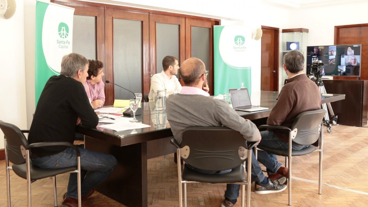 De la reunión participaron las autoridades municipales y los representantes de la Asociación Santafesina de Peluqueros y Anexos, de la Cámara de Estilistas y Afines, del Colegio de Podólogos y del Colegio de Cosmetólogos.