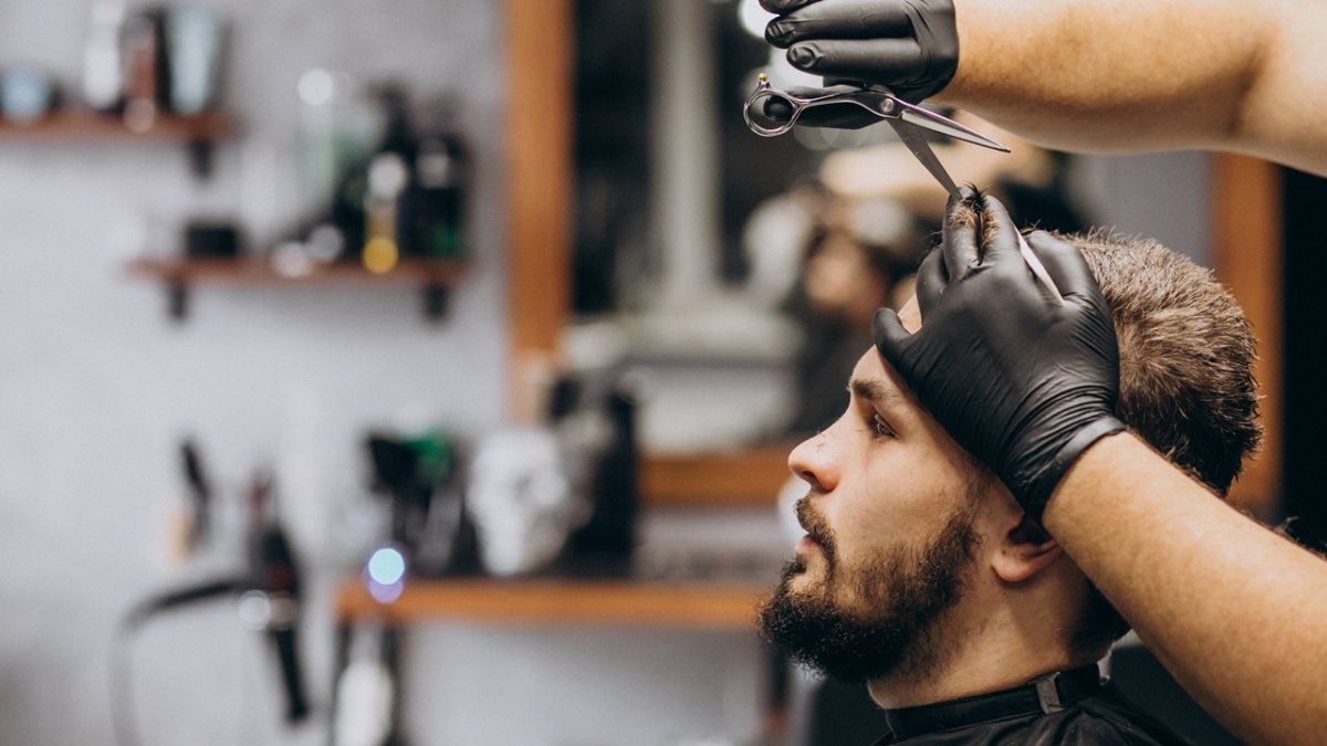 Para poder llevar adelante la atención, los peluqueros deberán utilizar barbijo, máscaras faciales y guantes descartables.