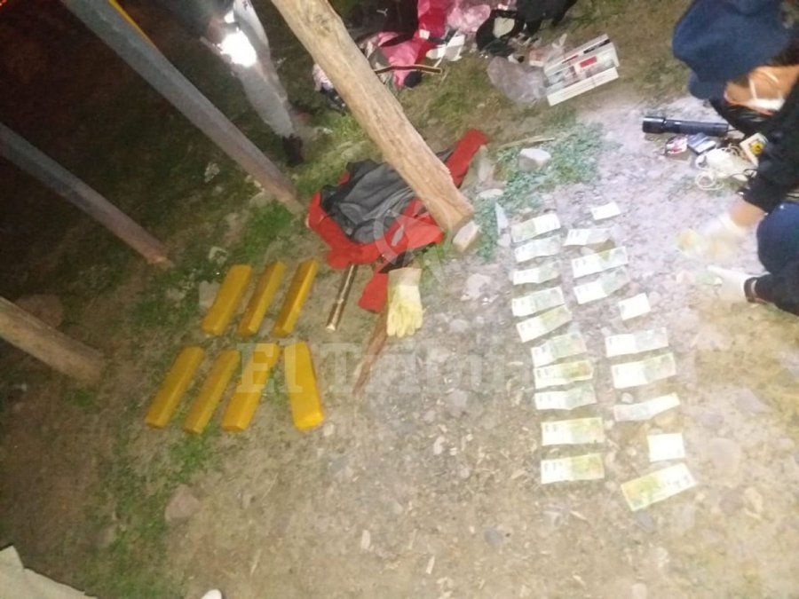 El personal policial secuestró ocho kilos de marihuana compactados en ladrillos, y dinero en efectivo