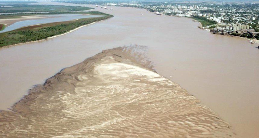 Esta enorme parte del lecho del Paraná emergió cerca de Rosario por la bajante en la cuenca.