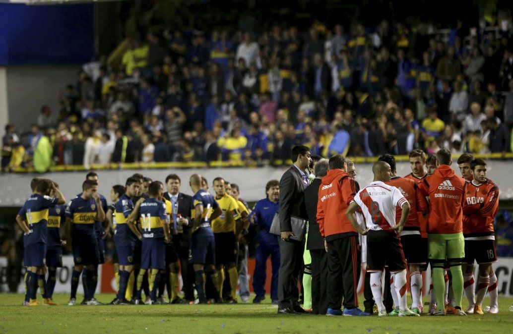 Ambos equipos aguardan a las indicaciones de la terna arbitral y de autoridades de Conmebol para conocer si el juego continuaba o no.