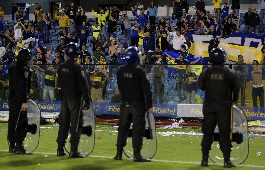 Los hinchas de Boca que se quedaron agredieron a los jugadores de River en el momento que se retiraron del campo de juego. La escena final de la noche fue con los jugadores xeneizes saludando a "La 12".