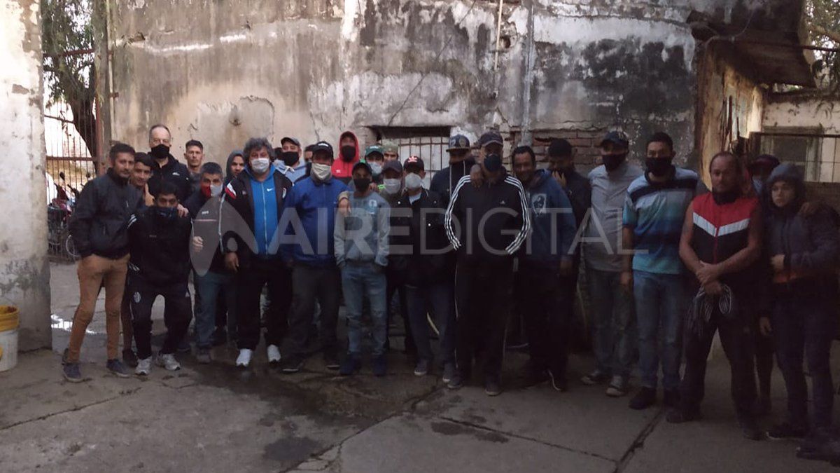 Entre jockeys, veterinarios y peones, son cerca de cien los trabajadores afectados por la paralización de la actividad en el Hipódromo de Santa Fe.