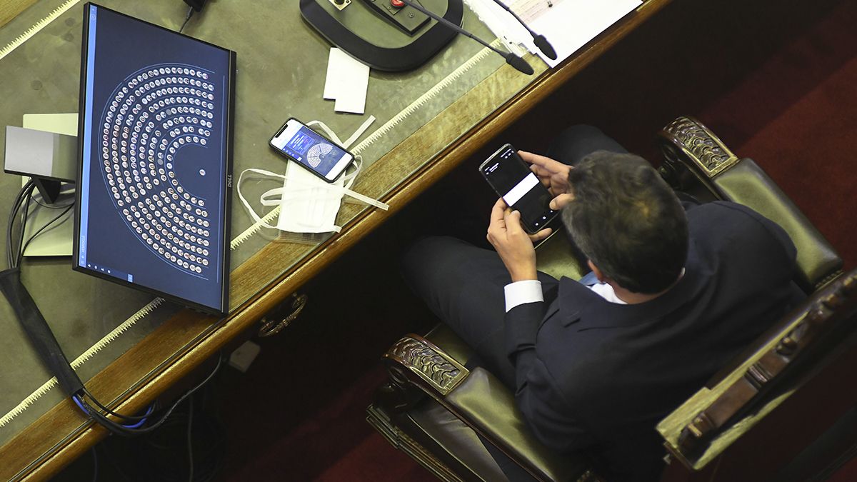 La Cámara de Diputados estrenó la semana pasada el sistema de sesiones virtuales, con algunos legisladores presentes y otros por videoconferencia. 