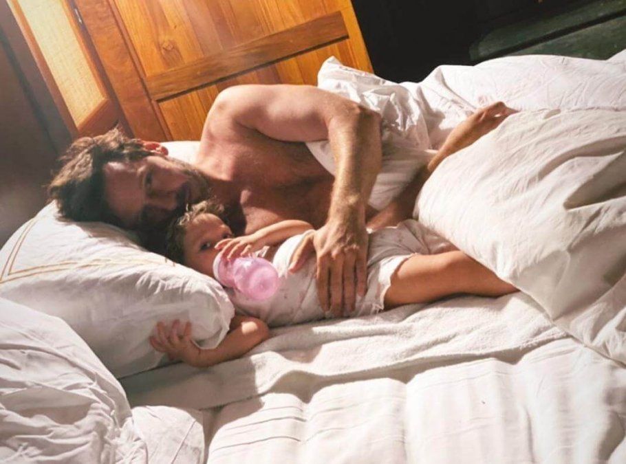 Benjamín Vicuña junto a su pequeña Magnolia en la cama.