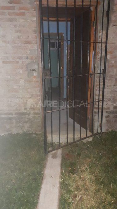 Forzaron el portón de la entrada a la casa del policía de Sauce Viejo.