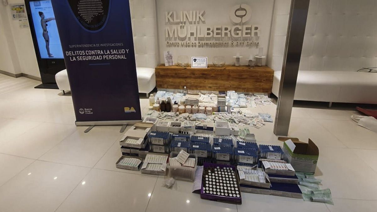 El esteticista Rubén Oscar Mühlberger, quien atendía a gran cantidad de personalidades del mundo artístico, fue detenido este jueves por personal de la Policía de la Ciudad y su clínica, ubicada en el barrio porteño de Retiro, fue clausurada porque tanto el profesional como el lugar no tenían la habilitación correspondiente y además suministraba medicamentos vencidos que atentaban contra la salud de los clientes.