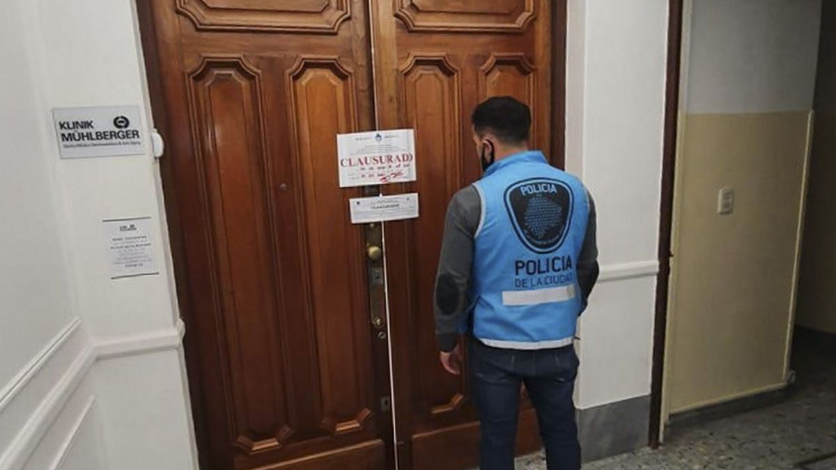 El esteticista Rubén Oscar Mühlberger, quien atendía a gran cantidad de personalidades del mundo artístico, fue detenido este jueves por personal de la Policía de la Ciudad y su clínica, ubicada en el barrio porteño de Retiro, fue clausurada porque tanto el profesional como el lugar no tenían la habilitación correspondiente y además suministraba medicamentos vencidos que atentaban contra la salud de los clientes.