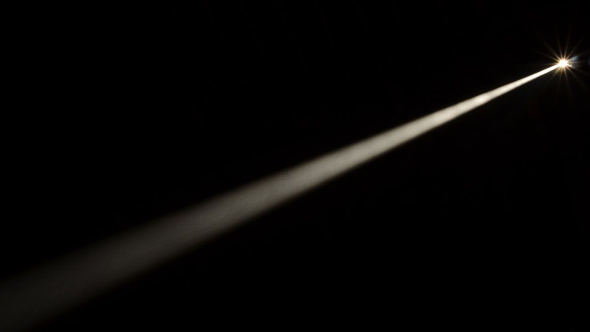 Un haz de luz es el conjunto de partículas o rayos luminosos de un mismo origen, que se propagan sin dispersión.